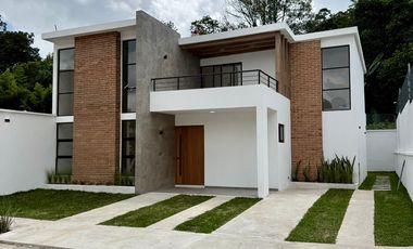 Casa en venta en Coatepec – Diseño industrial moderno con amplio jardín
