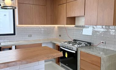 Casa en venta en Coatepec – Diseño industrial moderno con amplio jardín