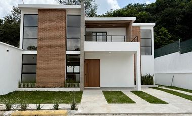 Casa en venta en Coatepec – Diseño industrial moderno con amplio jardín