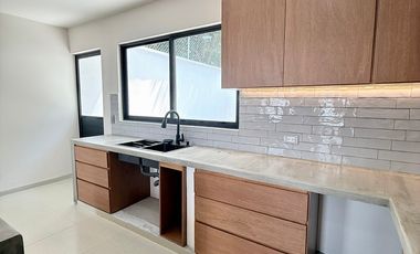 Casa en venta en Coatepec – Diseño industrial moderno con amplio jardín