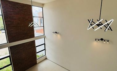 Casa en venta en Coatepec – Diseño industrial moderno con amplio jardín