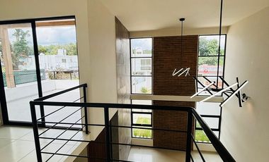 Casa en venta en Coatepec – Diseño industrial moderno con amplio jardín