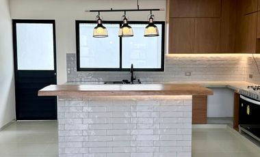 Casa en venta en Coatepec – Diseño industrial moderno con amplio jardín