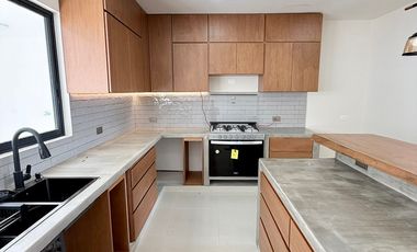 Casa en venta en Coatepec – Diseño industrial moderno con amplio jardín