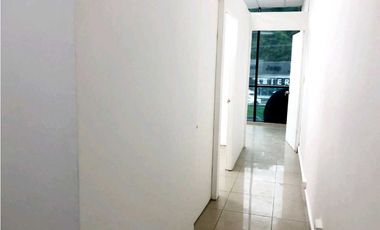 VENTA OFICINA CON DUCHA EN LA TUMBA MUERTO EN EL PH CENTURY TOWER