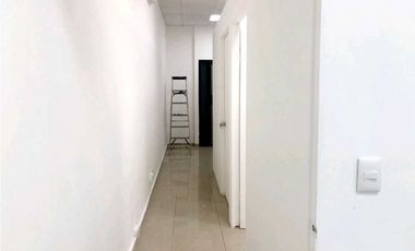 VENTA OFICINA CON DUCHA EN LA TUMBA MUERTO EN EL PH CENTURY TOWER