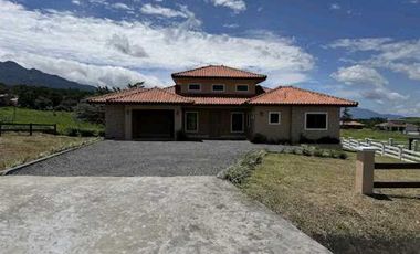 EN VENTA CASA CAMPESTRE BOQUETE