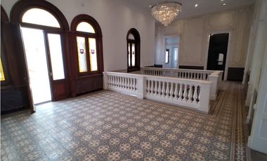 CASONA COLONIAL - REMODELADA  - MAS DE 12 AMBIENTES - PLENO CENTRO