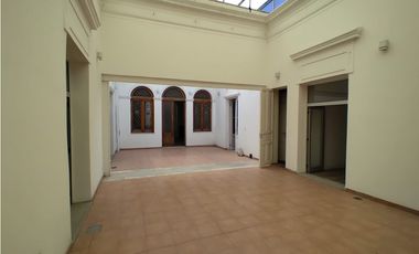 CASONA COLONIAL - REMODELADA  - MAS DE 12 AMBIENTES - PLENO CENTRO
