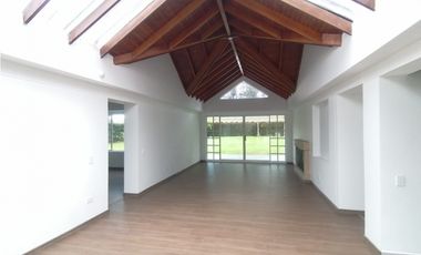CASA  EN VENTA SERREZUELA MOSQUERA 300M²