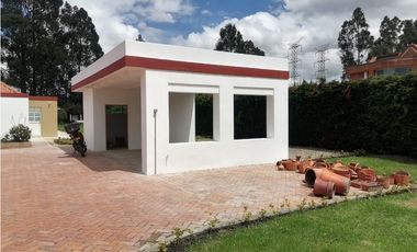 CASA  EN VENTA SERREZUELA MOSQUERA 300M²