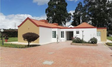 CASA  EN VENTA SERREZUELA MOSQUERA 300M²