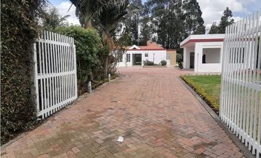 CASA  EN VENTA SERREZUELA MOSQUERA 300M²