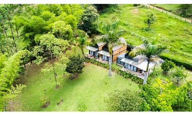 Venta de Complejo Turístico con 3 Lotes - El Peñol, Vereda Marial