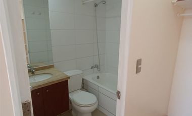 Departamento En Arriendo De 2 Dorm. En Parque Los Reyes.