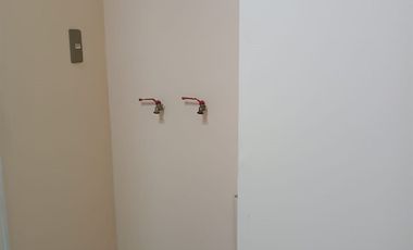 Departamento En Arriendo De 2 Dorm. En Parque Los Reyes.