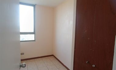 Departamento En Arriendo De 2 Dorm. En Parque Los Reyes.