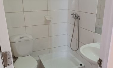 Departamento En Arriendo De 2 Dorm. En Parque Los Reyes.