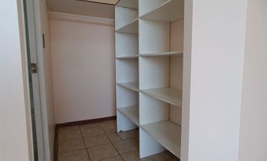 Departamento En Arriendo De 2 Dorm. En Parque Los Reyes.