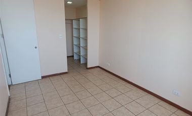 Departamento En Arriendo De 2 Dorm. En Parque Los Reyes.