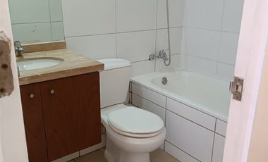 Departamento En Arriendo De 2 Dorm. En Parque Los Reyes.