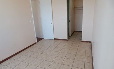 Departamento En Arriendo De 2 Dorm. En Parque Los Reyes.