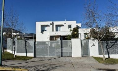 Casa En Arriendo De 6 Dorm. En Lo Barnechea
