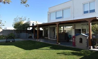 Casa En Arriendo De 6 Dorm. En Lo Barnechea