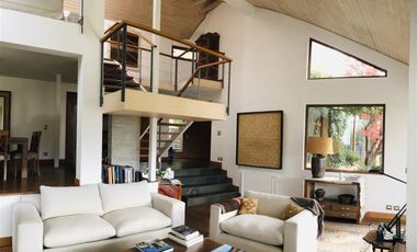 Casa En Arriendo De 6 Dorm. En Lo Barnechea