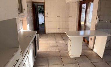 Amplia Casa En Venta De 4 Dorm. En Sector Residencial Rgua.