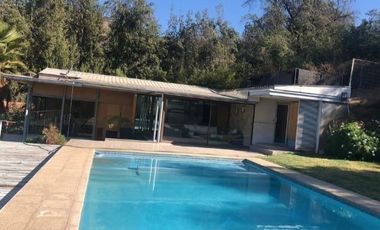 Casa En Venta De 5 Dorm. En Pirque