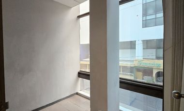 Oficina en renta en Bosques de las Palmas. Excelente para consultorio