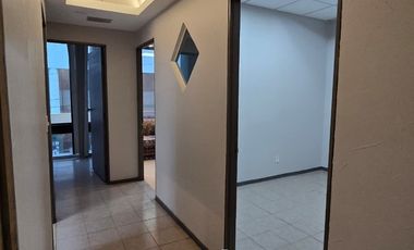 Oficina en renta en Bosques de las Palmas. Excelente para consultorio