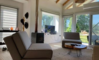 Venta Parcela Con Hermosa Casa De 3 Dorm. En Yerbas Buenas