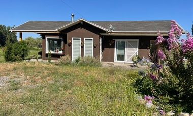 Venta Parcela Con Hermosa Casa De 3 Dorm. En Yerbas Buenas