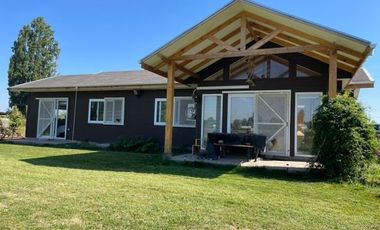 Venta Parcela Con Hermosa Casa De 3 Dorm. En Yerbas Buenas