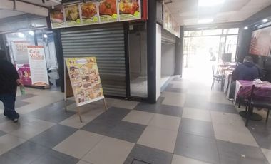 Local Comercial En Patio De Comida Santo Domingo Con Bandera