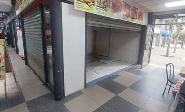 Local Comercial En Patio De Comida Santo Domingo Con Bandera