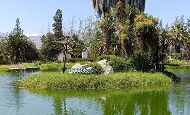 Parcela Con Casas Y Laguna Artificial En Curacaví