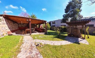 Parcela Con Gran Casa Y Un Hermoso Entorno Natural.