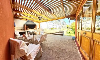 Parcela Con Gran Casa Y Un Hermoso Entorno Natural.