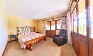 Parcela Con Gran Casa Y Un Hermoso Entorno Natural.