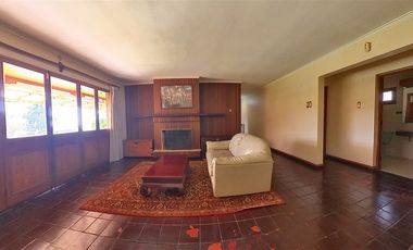 Parcela Con Gran Casa Y Un Hermoso Entorno Natural.