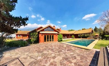 Parcela Con Gran Casa Y Un Hermoso Entorno Natural.