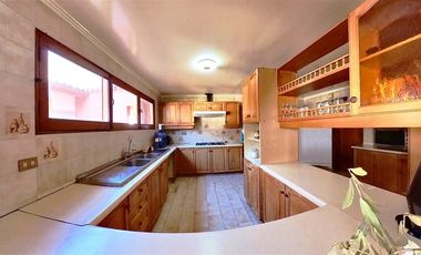 Parcela Con Gran Casa Y Un Hermoso Entorno Natural.