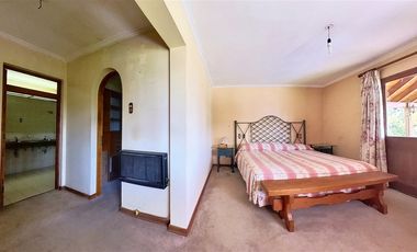 Parcela Con Gran Casa Y Un Hermoso Entorno Natural.