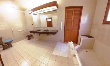 Parcela Con Gran Casa Y Un Hermoso Entorno Natural.