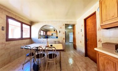 Parcela Con Gran Casa Y Un Hermoso Entorno Natural.