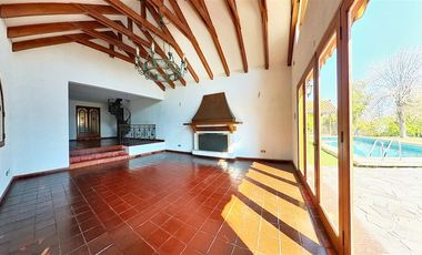 Parcela Con Gran Casa Y Un Hermoso Entorno Natural.