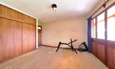 Parcela Con Gran Casa Y Un Hermoso Entorno Natural.